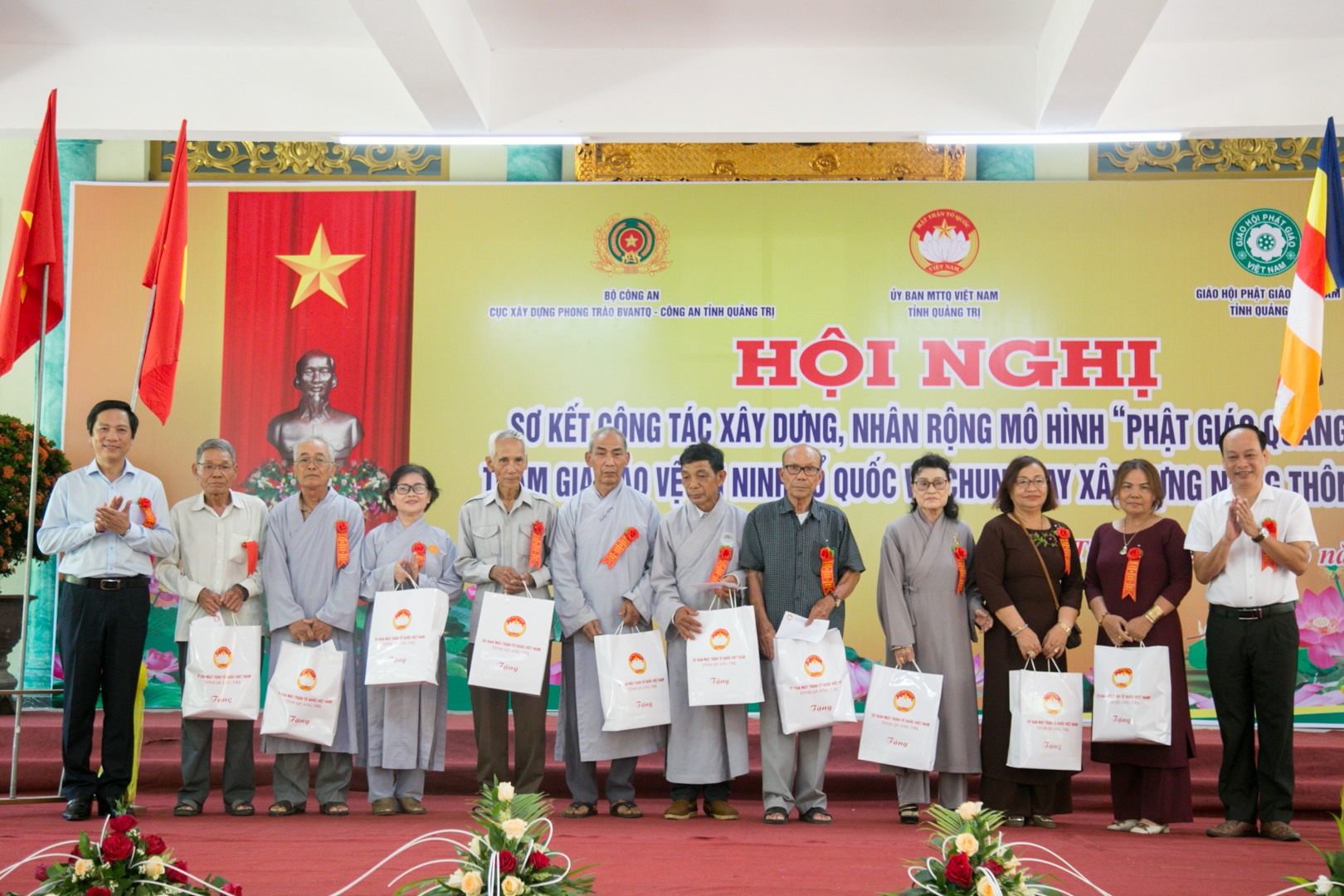Phó Chủ tịch UBND tỉnh Hoàng Nam trao quà cho các gia đình phật tử có hoàn cảnh khó khăn - Ảnh: Lê Trường
