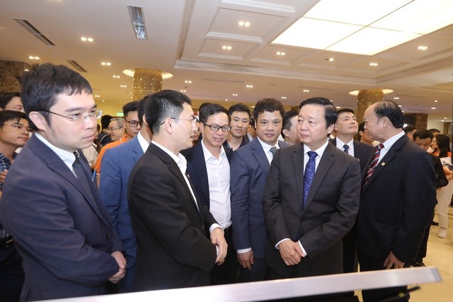 Phó Thủ tướng Trần Hồng Hà tham quan gian trưng bày về công nghệ chuyển đổi số tại Diễn đàn cấp cao chuyển đổi số Việt Nam-châu Á 2023 - Ảnh: VGP/Minh Khôi