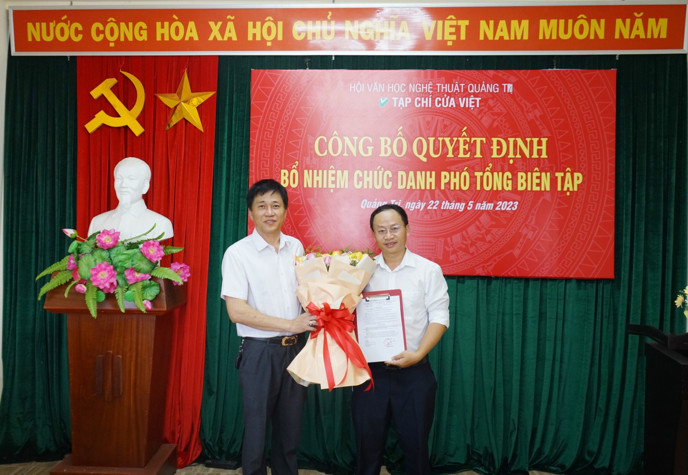Phó Giám đốc Sở Nội vụ Lê Quang Vịnh trao quyết định bổ nhiệm chức danh Phó Tổng biên tập Tạp chí Cửa Việt cho ông Hồ Thanh Thọ