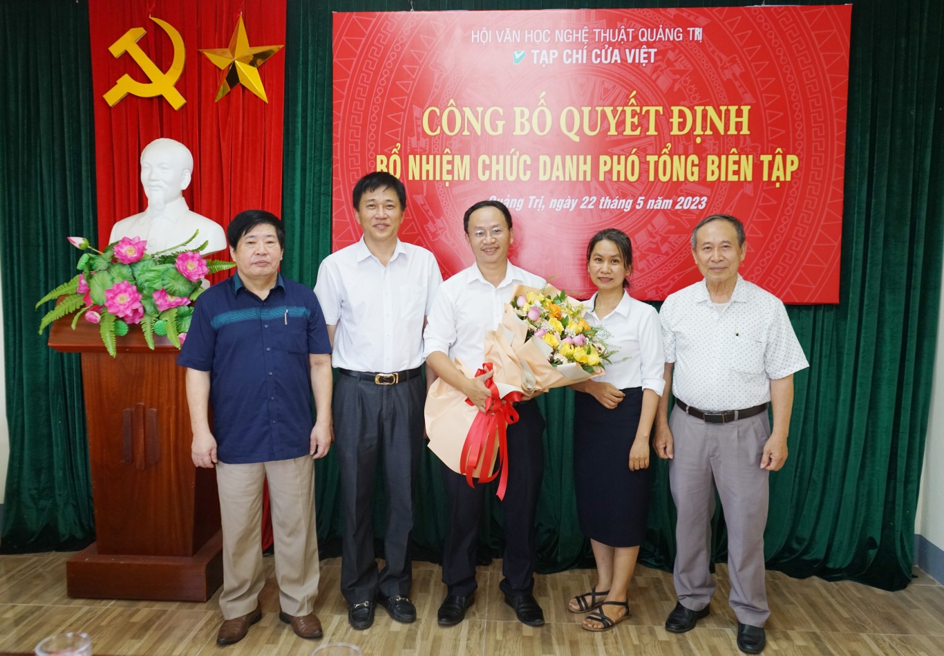 Lãnh đạo Sở Nội vụ và lãnh đạo Hội VHNT tỉnh tặng hoa chúc mừng ông Hồ Thanh Thọ nhận nhiệm vụ mới.