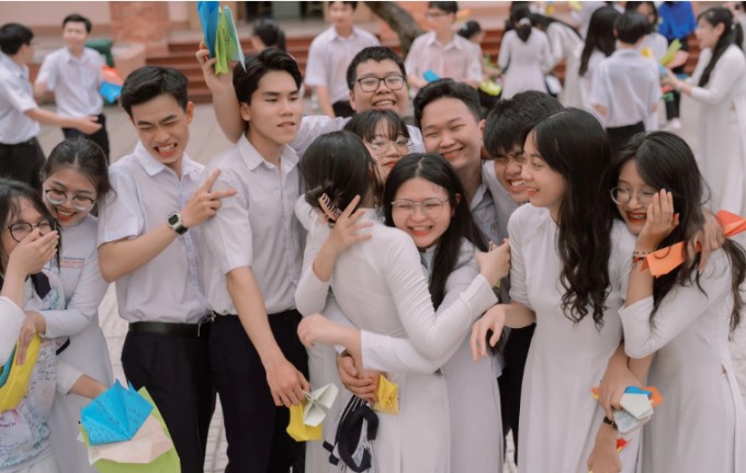 Học sinh cuối cấp trao nhau cái ôm thật chặt trước thời khắc phải chia xa bạn bè