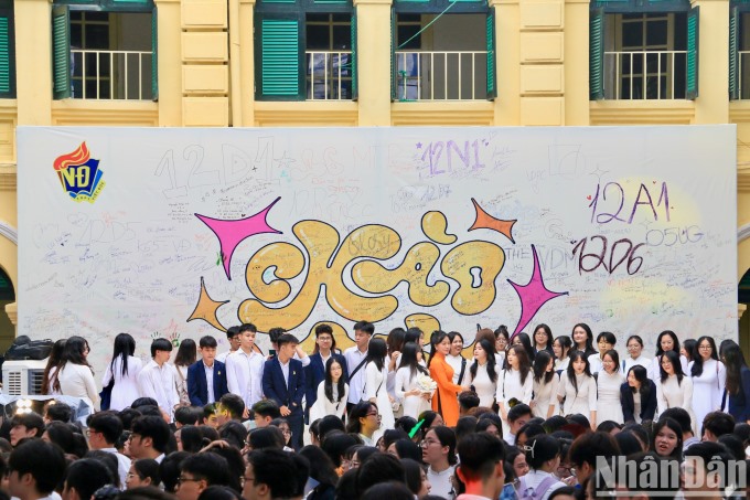 Tấm pano khổ lớn “Chào 05” được dựng một góc sân trường dùng để học sinh ghi lại lời nhắn.