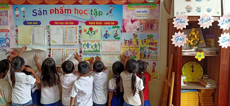 Trang trí góc học tập sinh động tạo hứng thú học tiếng Việt cho học sinh người dân tộc thiểu số - Ảnh: M.L