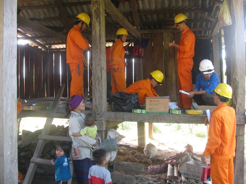 Đoàn viên PC Quảng Trị kiểm tra, thay thế miễn phí thiết bị điện cho các hộ dân ở xã Hướng Linh, huyện Hướng Hóa -Ảnh: H.N.K