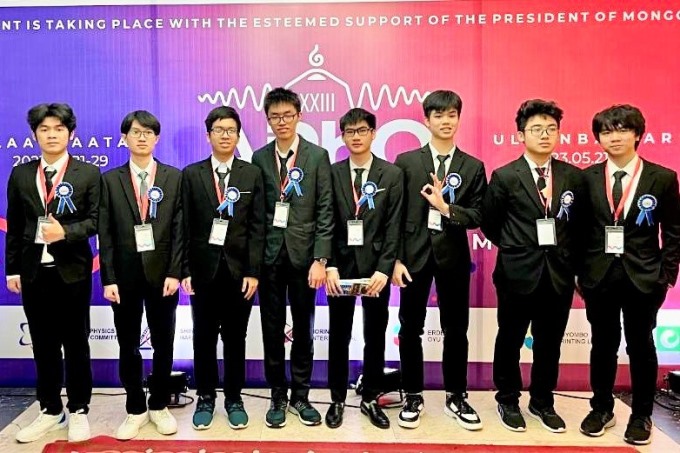 Các thành viên đội tuyển Việt Nam dự thi Olympic Vật lý Châu Á - Thái Bình Dương (APhO) năm 2023.