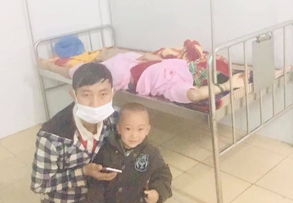 Chồng và con trai 2 tuổi của sản phụ Thò Ý Dũng ở Trung tâm Y tế huyện Hải Lăng. Ảnh: Phan Thị Thùy Trang