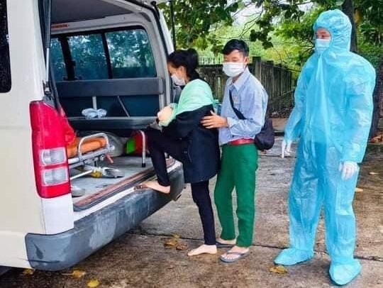 Gia đình chị Thò Ý Dũng lên xe do Trung tâm Y tế huyện Hải Lăng bố trí đưa về nhà ở Nghệ An. Ảnh: Ngô Tuấn