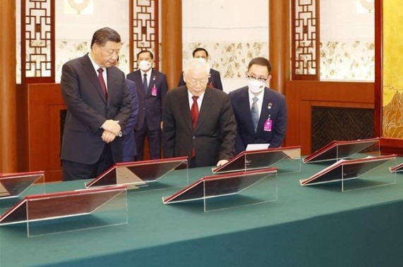 Tổng Bí thư Nguyễn Phú Trọng cùng Tổng Bí thư, Chủ tịch nước Trung Quốc Tập Cận Bình chứng kiến các văn kiện đã được các bộ, ngành, địa phương hai nước ký kết.