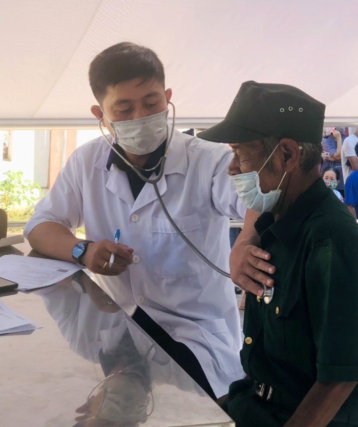 Bác sỹ Nguyễn Đình Hưng khám sàng lọc trước tiêm vaccine Covid-19 với người dân trên khu vực biên giới Việt-Lào ở huyện Hướng Hóa. Ảnh: hưng Thơ-Nhật Minh