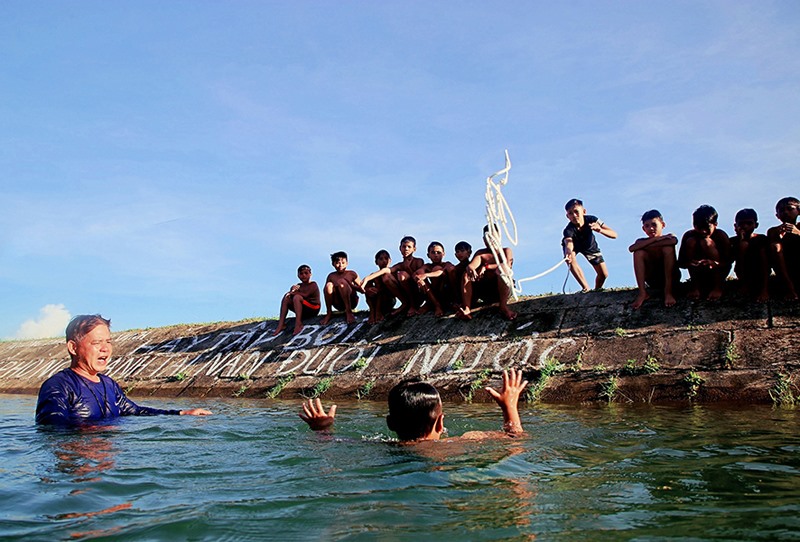 Học sinh ở huyện Hải Lăng được dạy bơi miễn phí trên dòng kênh - Ảnh: T.L