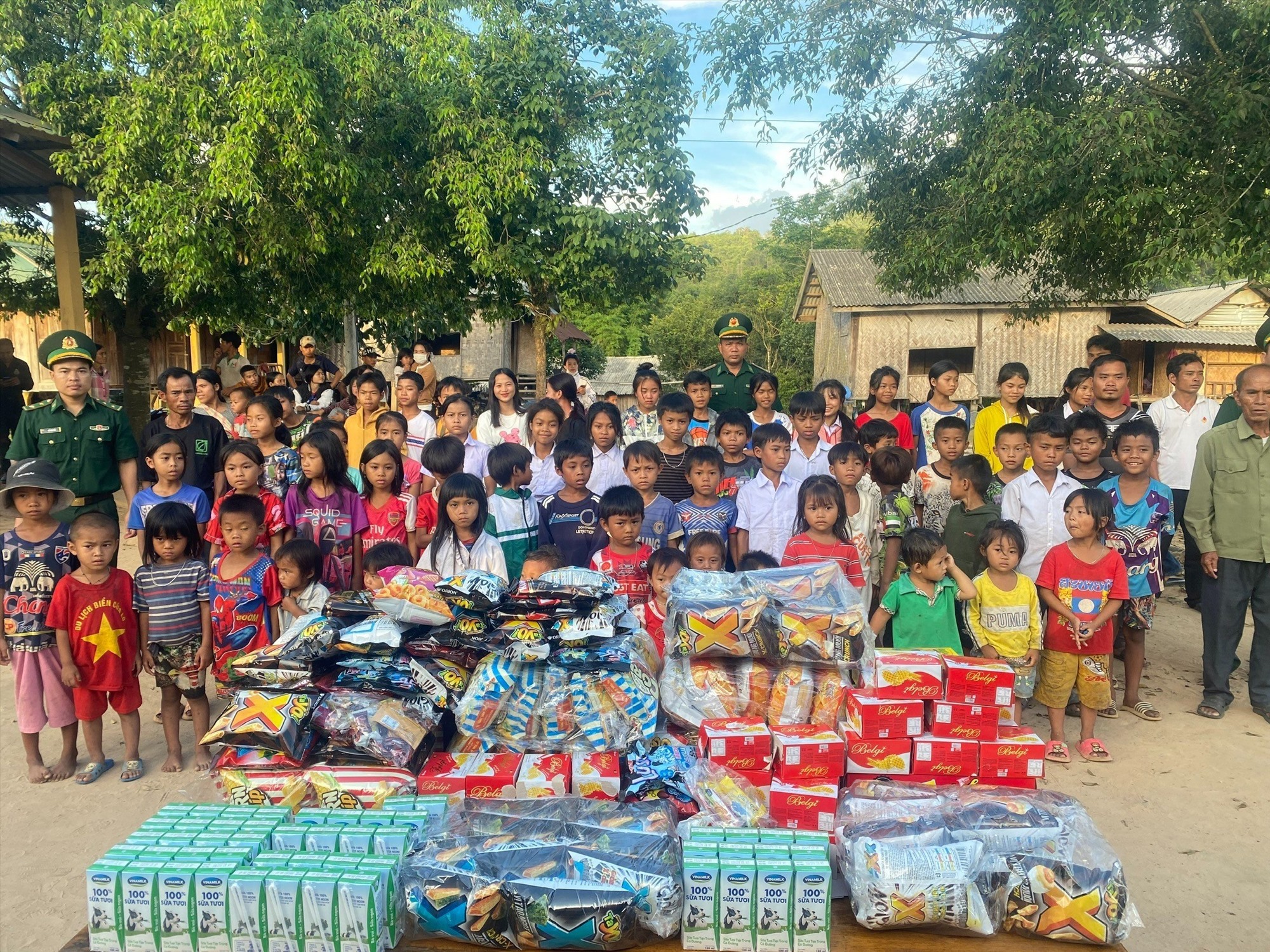 Tặng 350 suất quà cho các cháu tại địa bàn xã A Ngo - huyện Đakrông