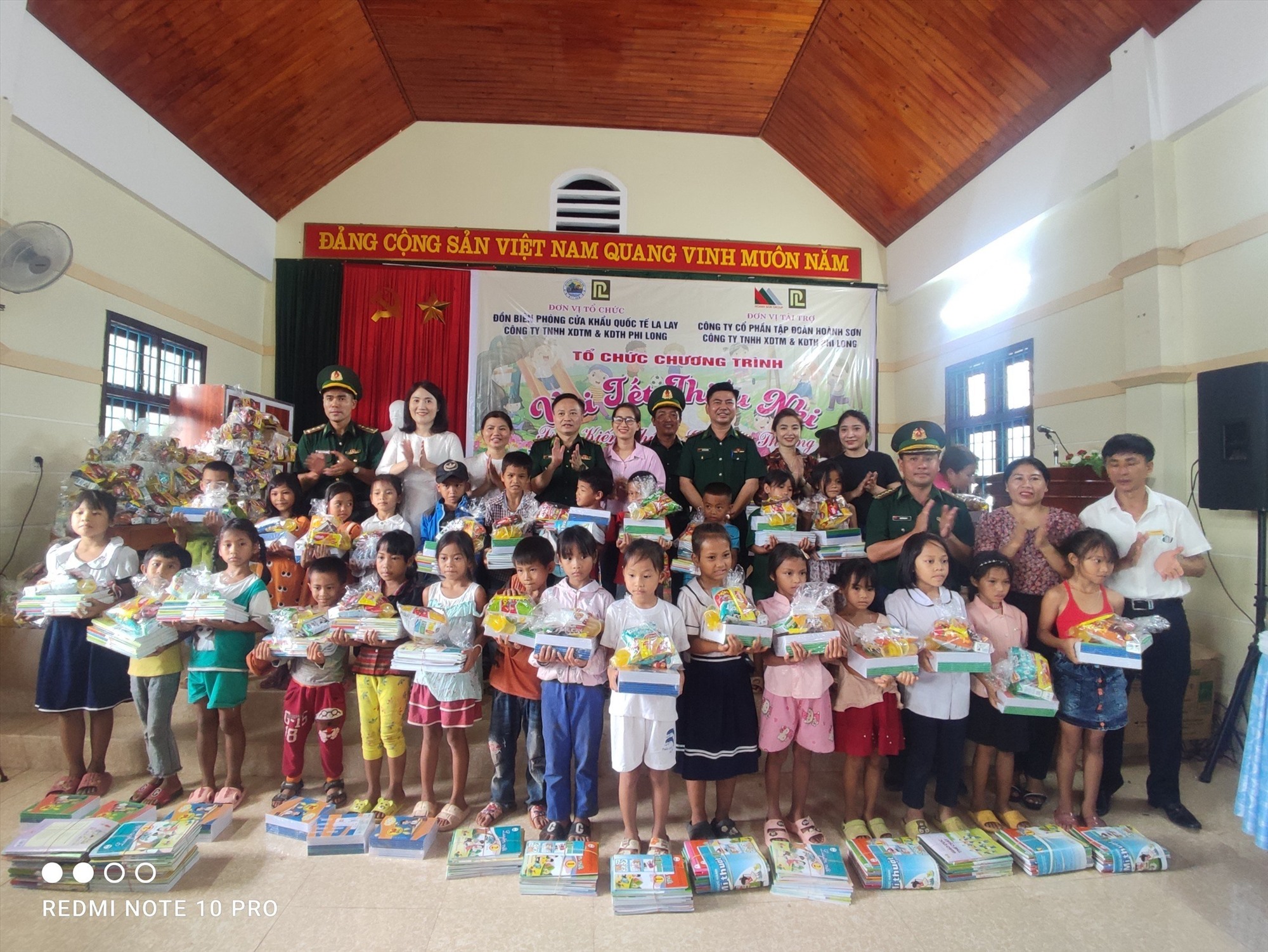 Tặng quà cho 60 cháu thiếu niên nhi đồng bản La Lay A Sói/ Cụm II/ huyện Sa Muồi/Lào