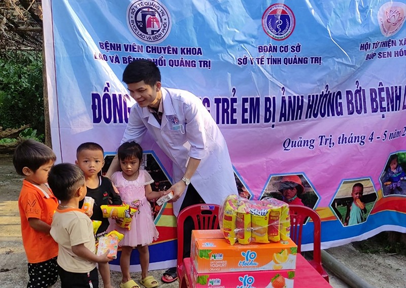 Đoàn cơ sở Sở Y tế phối hợp tổ chức tặng quà, khám, sàng lọc bệnh lao cho trẻ em trên địa bàn huyện Đakrông - Ảnh: T.L