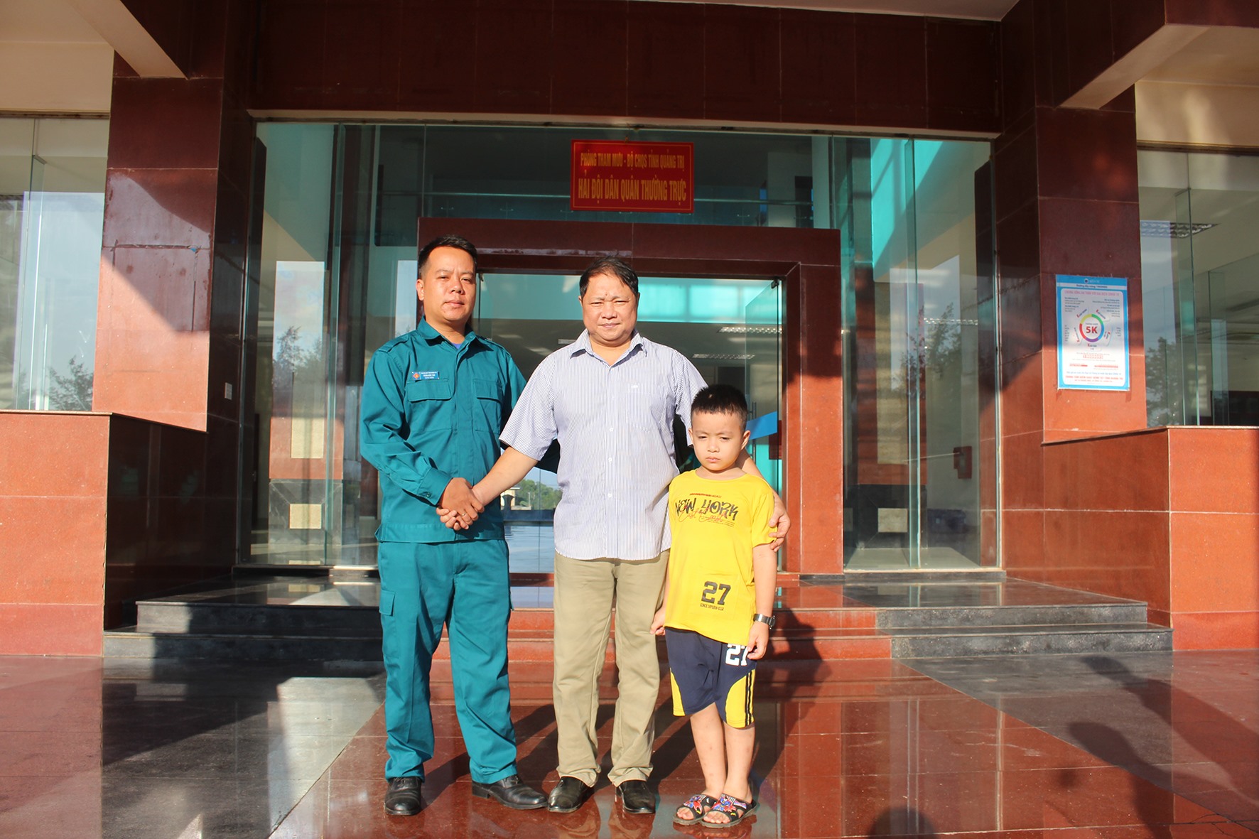 Thuyền trưởng Trần Hữu Tân và hai cha con anh Trần Thọ Tân gặp nhau tại Hải đội Dân quân Thường trực tỉnh -Ảnh: HỮU THỊNH