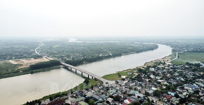 Sông Thạch Hãn bao quanh thị xã Quảng Trị. Ảnh: Tiến Huy