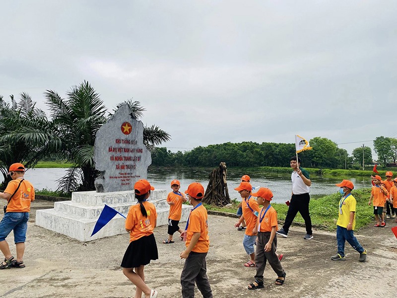 Học sinh Trung tâm Ngoại ngữ Kite, thị xã Quảng Trị hào hứng thăm Khu tưởng niệm mẹ VNAH tại xã Hải Thượng, huyện Hải Lăng - Ảnh: T.T