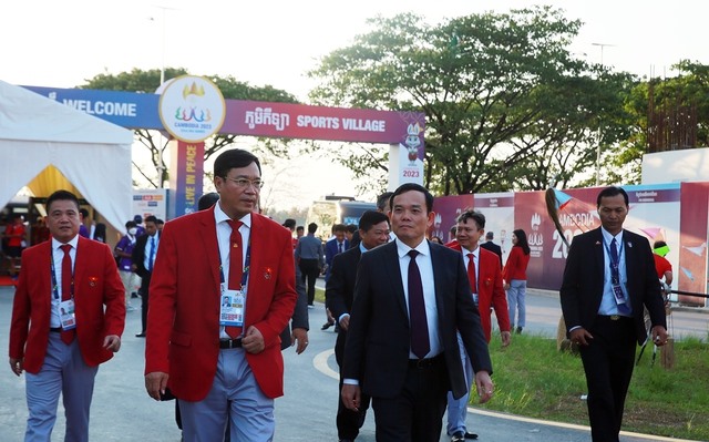 Báo cáo với Phó Thủ tướng, ông Đặng Hà Việt, Tổng Cục trưởng Tổng cục Thể thao cho biết, Đoàn thể thao Việt Nam dự SEA Games 32 gồm 1.003 thành viên, trong đó có 702 vận động viên, 189 huấn luyện viên, 10 chuyên gia, thi đấu tại 30 bộ môn và 446 nội dung - Ảnh: VGP/Hải Minh