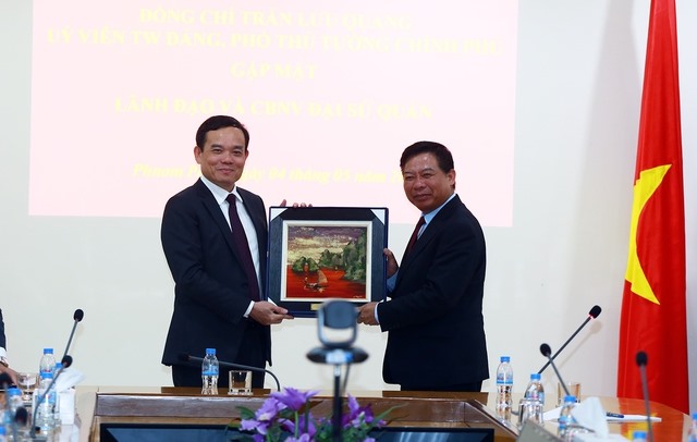 Phó Thủ tướng Trần Lưu Quang tặng quà cán bộ, nhân viên Đại sứ quán Việt Nam tại Campuchia - Ảnh: VGP/Hải Minh