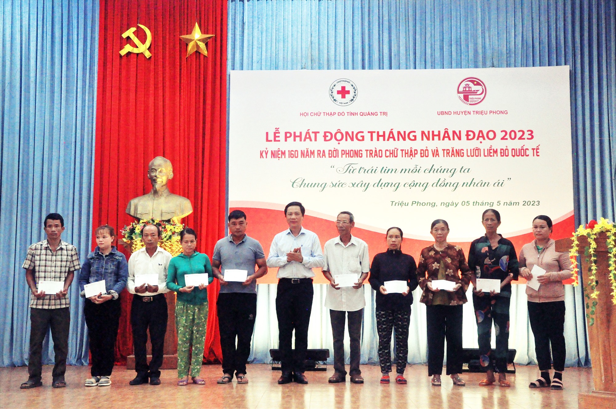 Phó Chủ tịch UBND tỉnh Hoàng Nam trao quà cho người dân có hoàn cảnh khó khăn ở huyện Triệu Phong - Ảnh: Q.H
