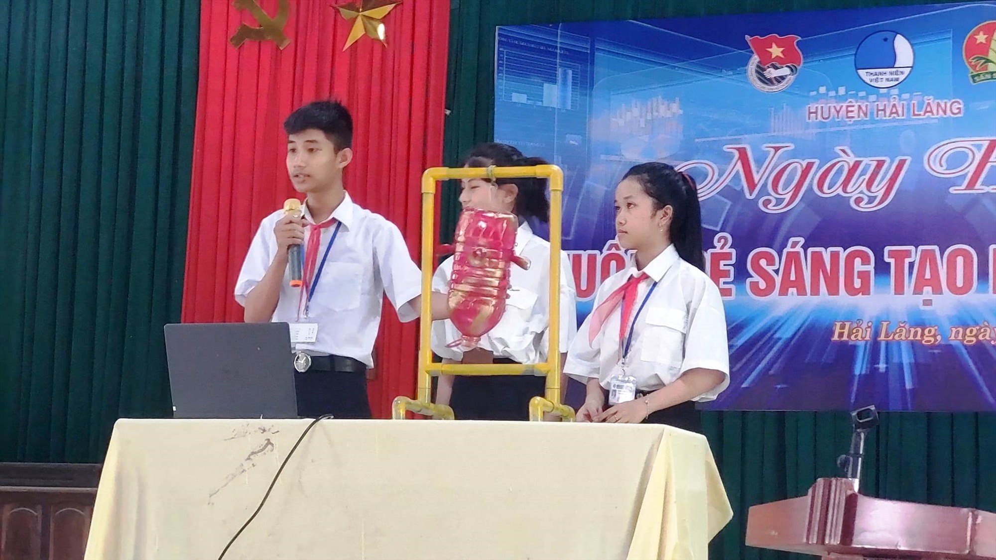 Các em học sinh thuyết trình sản phẩm tham gia dự thi tại cuộc thi Sáng tạo trẻ huyện Hải Lăng năm 2023- Ảnh: ĐV