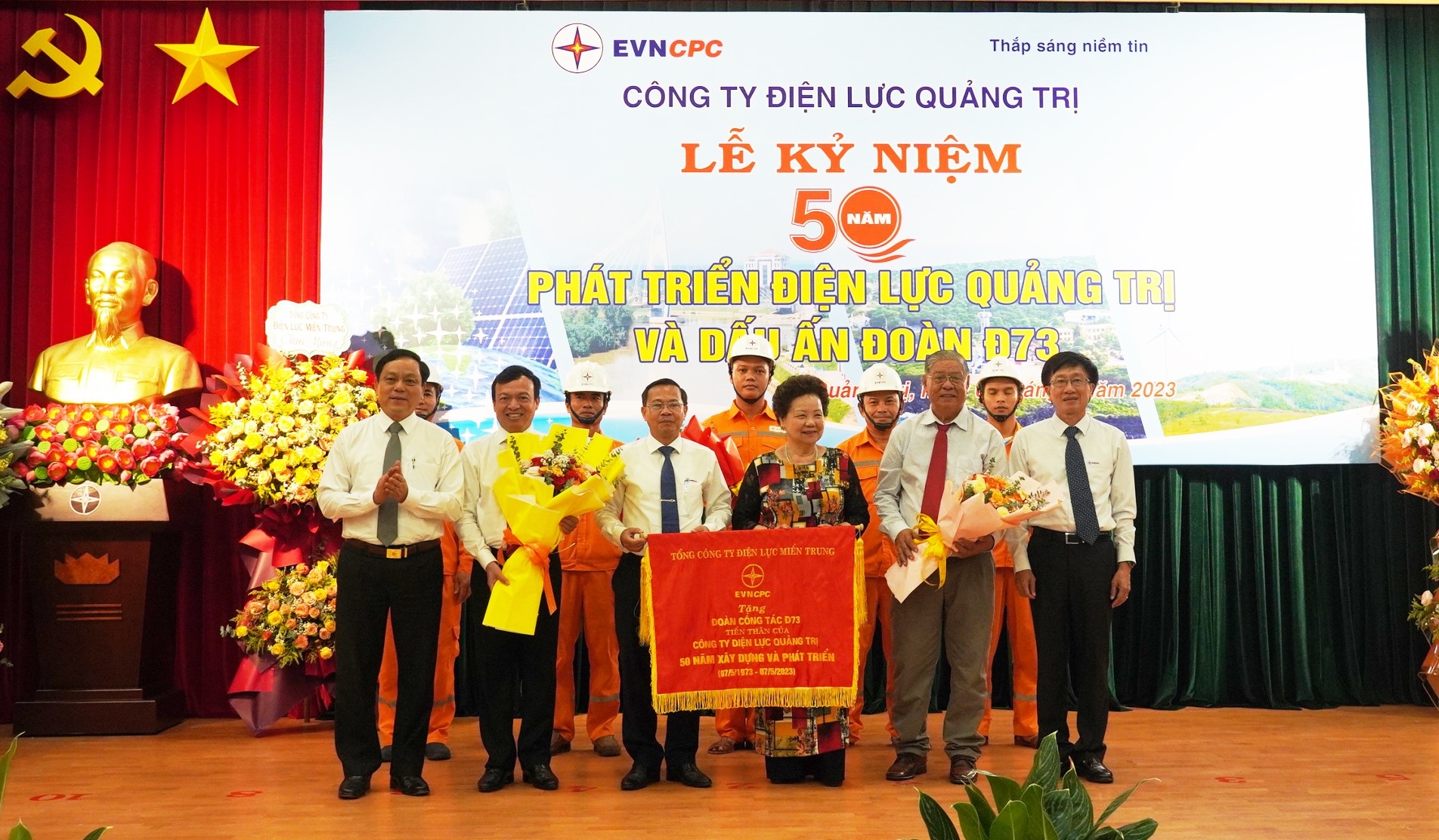 Lãnh đạo Tổng Công ty Điện lực miền Trung và tỉnh Quảng Trị tặng cờ lưu niệm và hoa cho các cán bộ thuộc Đoàn công tác Đ73 và PC Quảng Trị - Ảnh: HNK