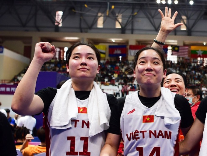 Trương Thảo My và Trương Thảo Vy ăn mừng chiến thắng lịch sử của bóng rổ Việt Nam