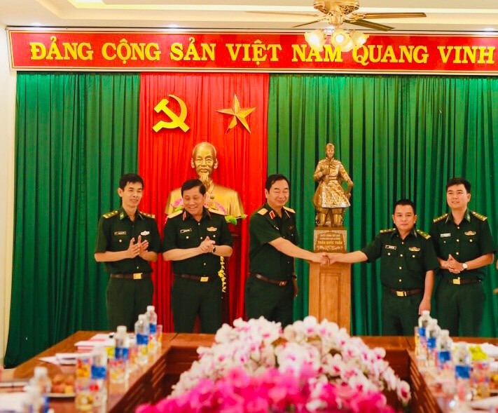 Đoàn công tác trao bức tượng Hưng Đại Đại Vương Trần Quốc Tuấn cho Đồn Biên phòng CKQT Lao Bảo.