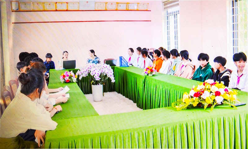 Giáo viên Trường THCS Thanh, xã Thanh, huyện Hướng Hoá hướng dẫn học sinh làm thủ tục đăng ký dự thi vào lớp 10 -Ảnh: Đ.V