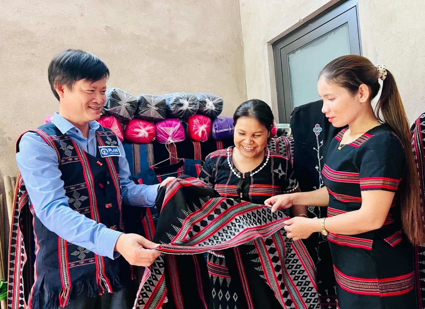 Tổ chức Plan International Việt Nam hỗ trợ khôi phục, phát triển nghề dệt truyền thống của người Pa Kô và Vân Kiều tại xã A Bung - Ảnh: N.T