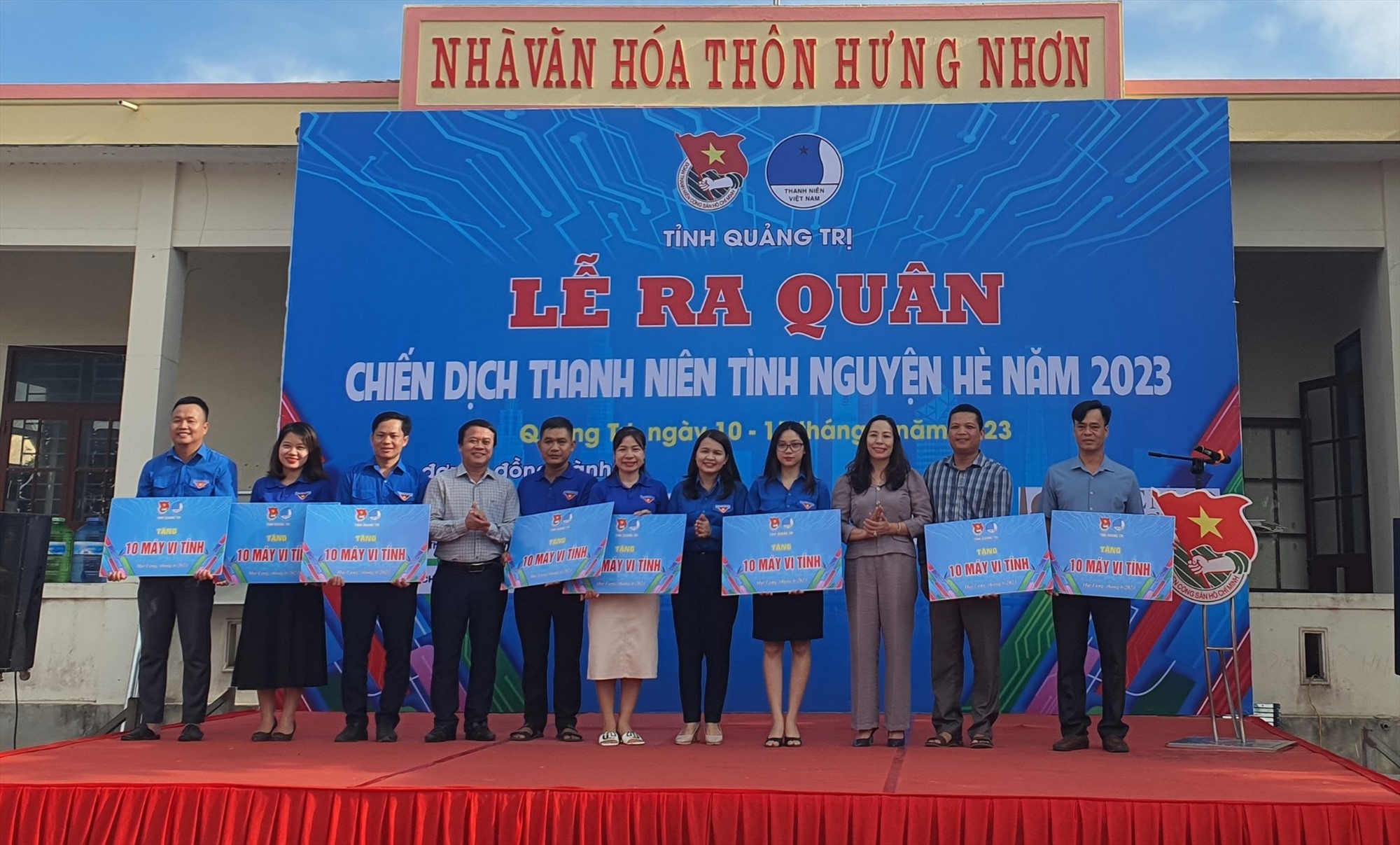 Ban Thường vụ Tỉnh đoàn và Ban Thư ký Hội LHTN Việt Nam trao tặng máy tính (biển tượng trưng) cho các huyện đoàn- Ảnh:L.N