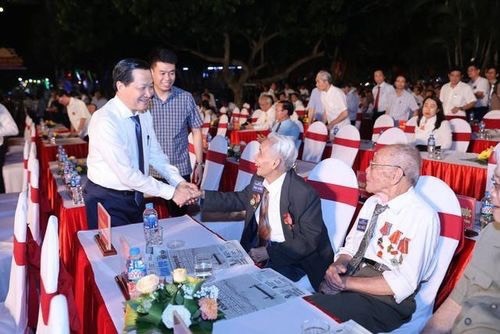 Đồng chí Lê Minh Khái thăm hỏi các đồng chí cán bộ lão thành. Ảnh VGP