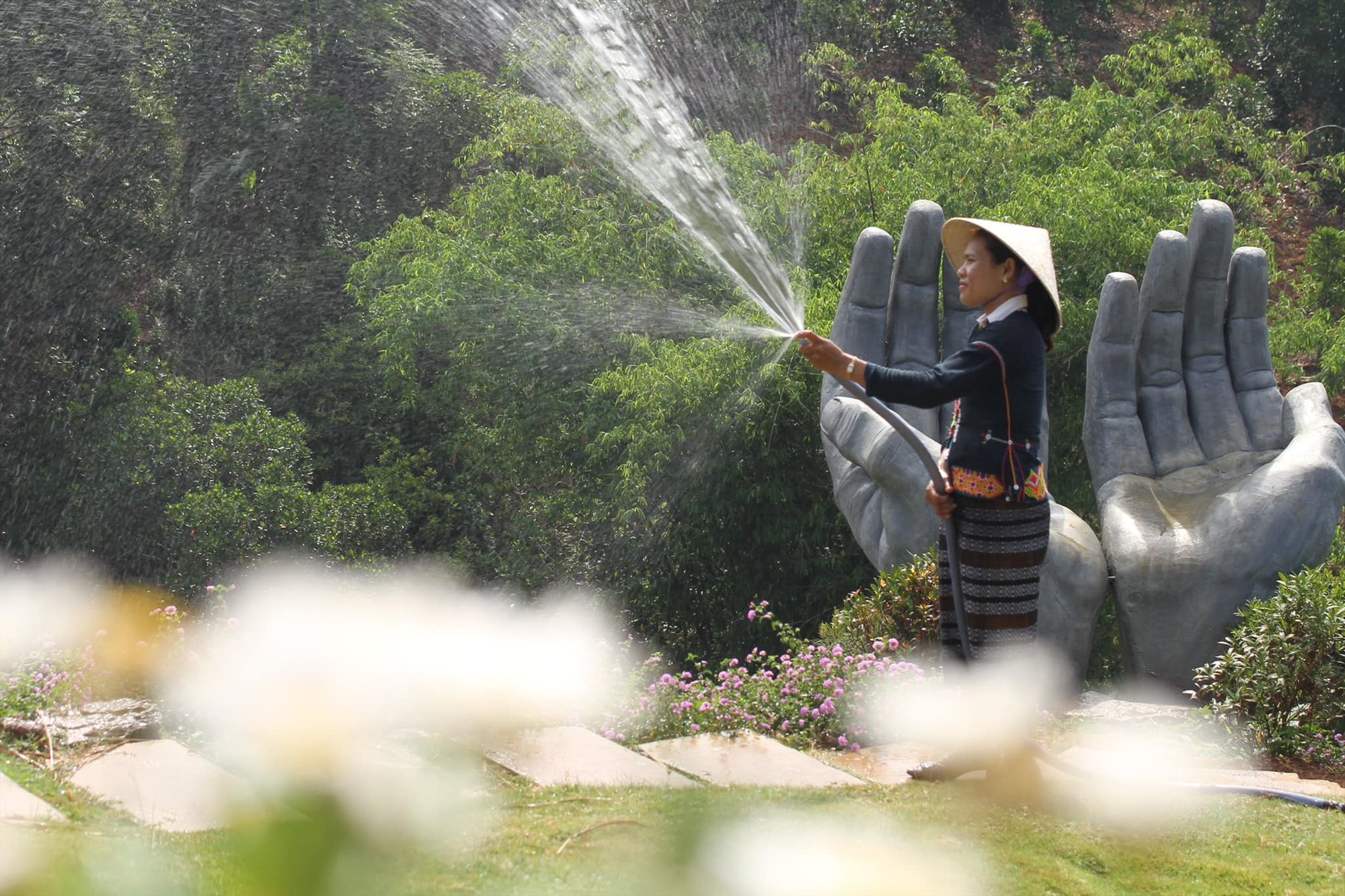 Những nhân viên ở Rose Farm tích cực cãi tạo đất chăm sóc hoa để luôn mang cho du khách một cảm giác tuyệt với khi đến đây