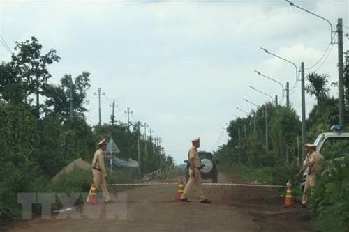 Lực lượng chức năng chốt chặn đường vào Ủy ban Nhân dân xã Ea Ktur, huyện Cư Kuin phục vụ truy bắt nhóm đối tượng. (Ảnh: Tuấn Anh/TTXVN)