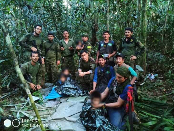 Lực lượng cứu hộ và 4 trẻ em sống sót kỳ diệu ở rừng Amazon 40 ngày khi bị tai nạn rơi máy bay. Ảnh: AFP