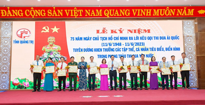 Phó Chủ tịch Thường trực HĐND tỉnh Lê Quang Chiến trao bằng khen cho các điển hình tiên tiến tại lễ tuyên dương thi đua yêu nước tỉnh năm 2023 -Ảnh: TRẦN TUYỀN