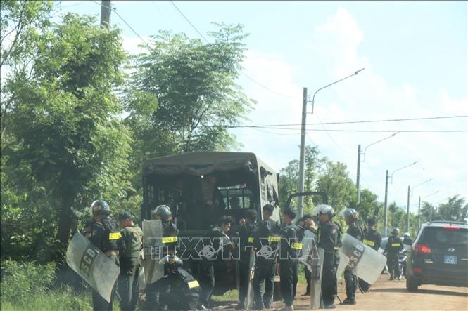 Cảnh sát Cơ động, Bộ Công an và Công an tỉnh Đắk Lắk triển khai lực lượng truy bắt các đối tượng. Ảnh: TTXVN