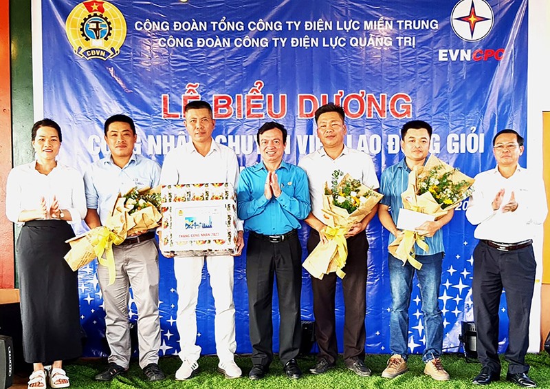 Lãnh đạo và Công đoàn PC Quảng Trị thăm, tặng quà Điện lực Khe Sanh nhân Tháng Công nhân 2023 -Ảnh: L.K