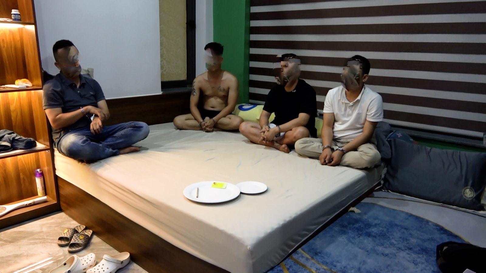 4 đối tượng: Huy, Luân, Hiếu, Tuấn bị lực lượng Công an TP. Đông Hà bắt quả tang khi đang thực hiện hành vi sử dụng ma túy - Ảnh: Hải Phi
