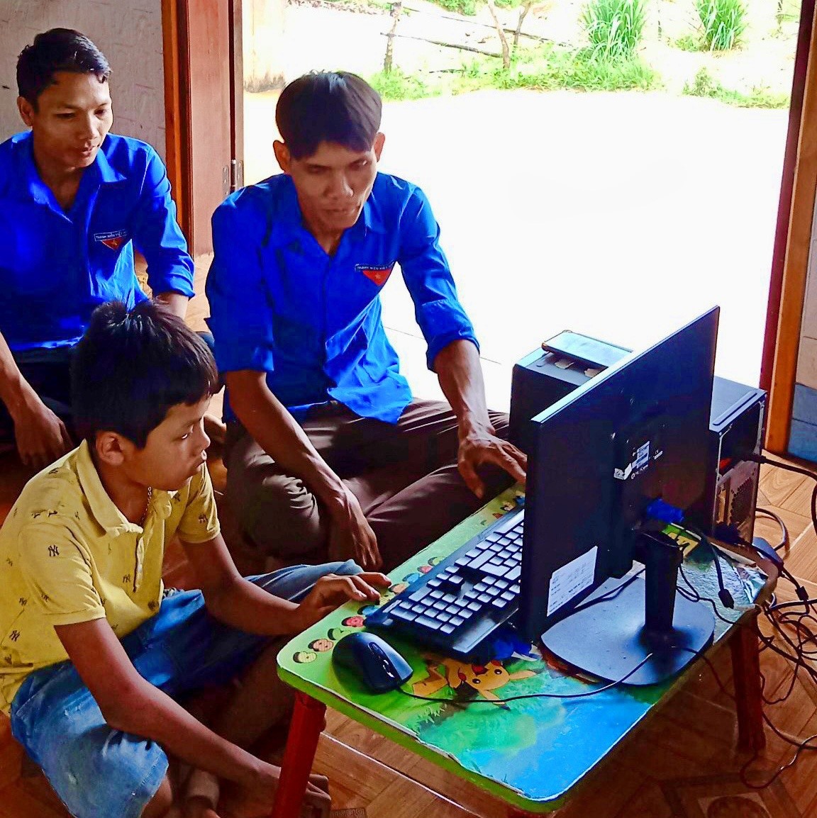 Đoàn viên, thanh niên huyện Vĩnh Linh hỗ trợ trẻ vùng cao học vi tính tại nhà - Ảnh: T.L