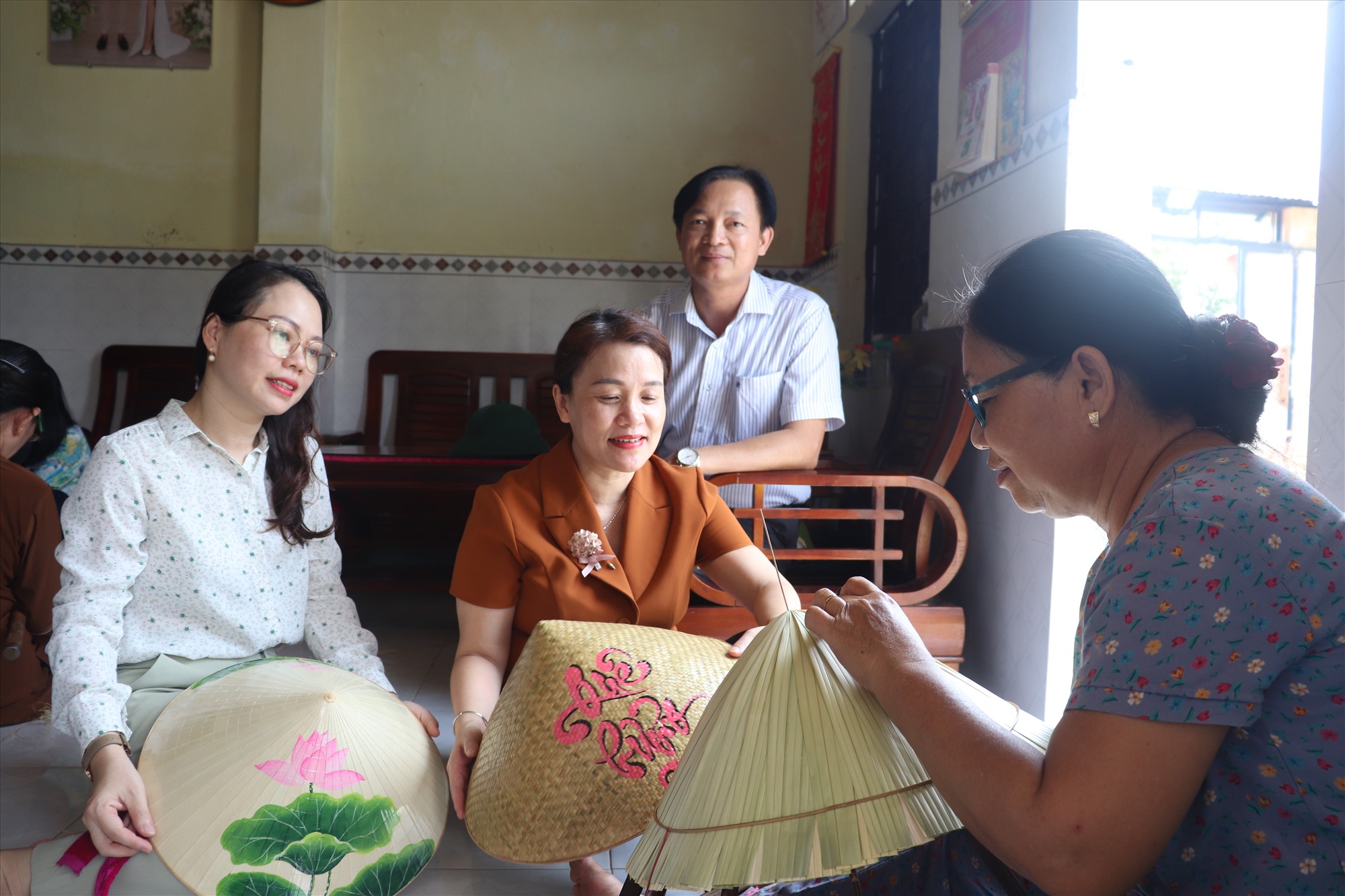 Ban Văn hóa – Xã hội HĐND tỉnh thăm làng nghề làm nón lá tại xã Hải Phong, huyện Hải Lăng - Ảnh: T.P