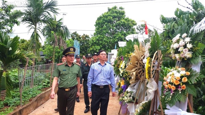 Thượng tướng Lương Tam Quang, Thứ trưởng Bộ Công an dẫn đầu đoàn công tác Bộ Công an đến chia buồn, động viên và trao quyết định thăng cấp bậc hàm cho chiến sĩ công an hy sinh trong vụ tấn công ở Đắk Lắk.