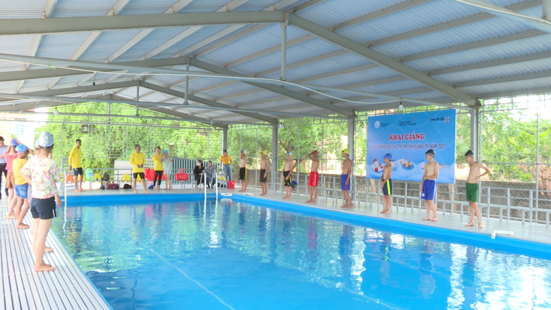 Học sinh xã Thanh An được tham gia lớp học bơi do Dự án phòng, chống đuối nước trẻ em tại tỉnh Quảng Trị tài trợ -Ảnh: Anh Vũ