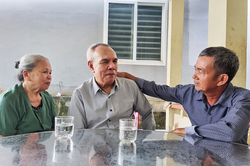 Chủ nhiệm CLB Thương binh nặng Phường 3 Lê Tiến Quý (ngoài cùng bên phải) thăm hỏi sức khỏe gia đình thương binh nặng Nguyễn Văn Minh -Ảnh: T.L