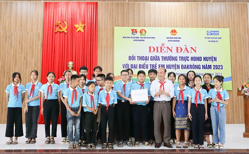 Lãnh đạo HĐND huyện Đakrông tặng quà cho đại diện Hội đồng trẻ em huyện tham dự diễn đàn - Ảnh: T.C.L