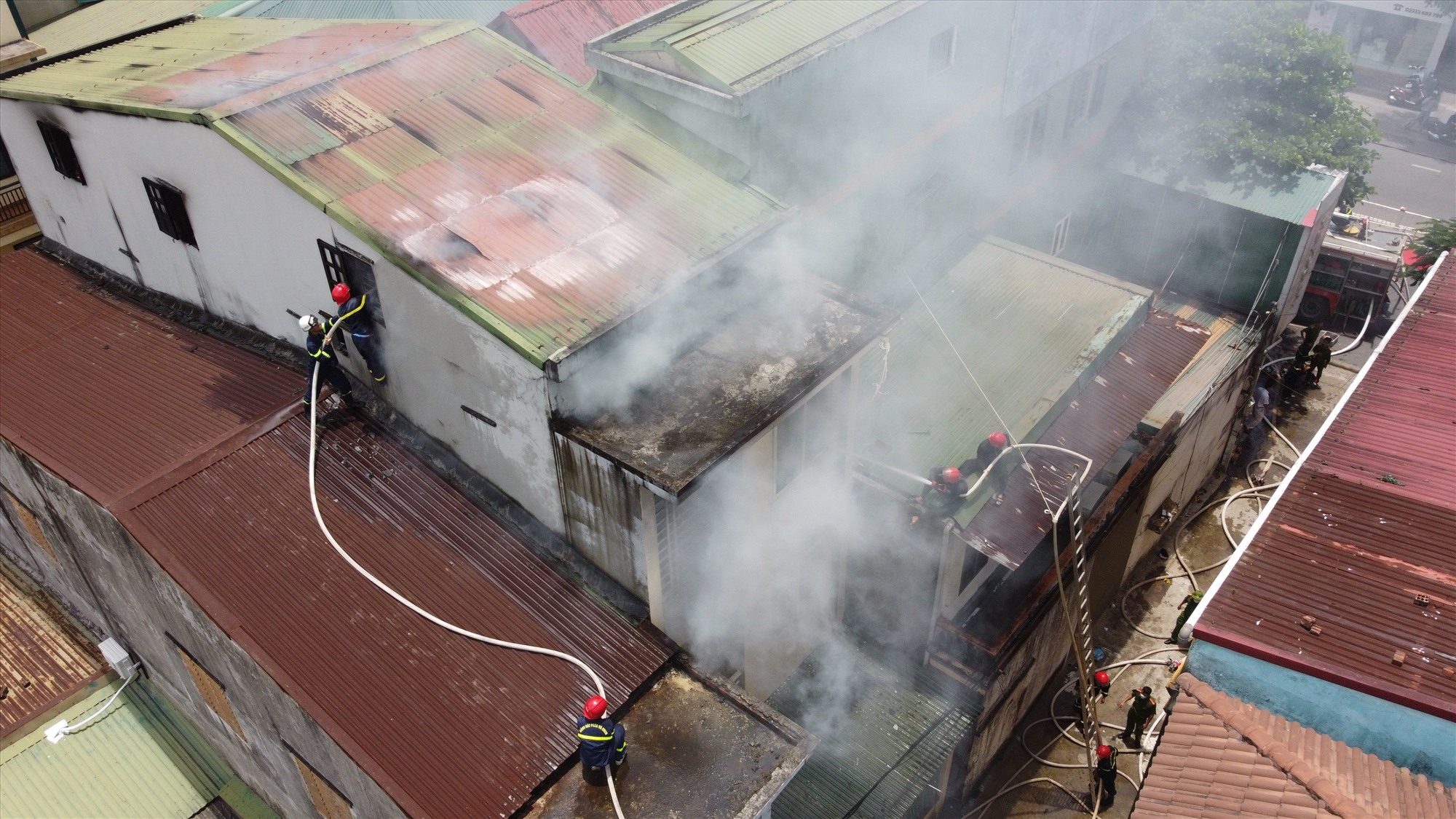Lực lượng chữa cháy đã rất vất vả mới có thể dập tắt được đám cháy-Ảnh: Vân Phong