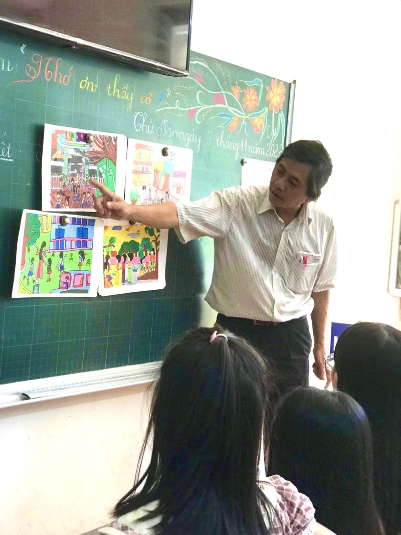 Những tiết học của thầy Thanh Hùng luôn mới mẻ, tạo hứng thú cho các em học sinh -Ảnh: MĐ