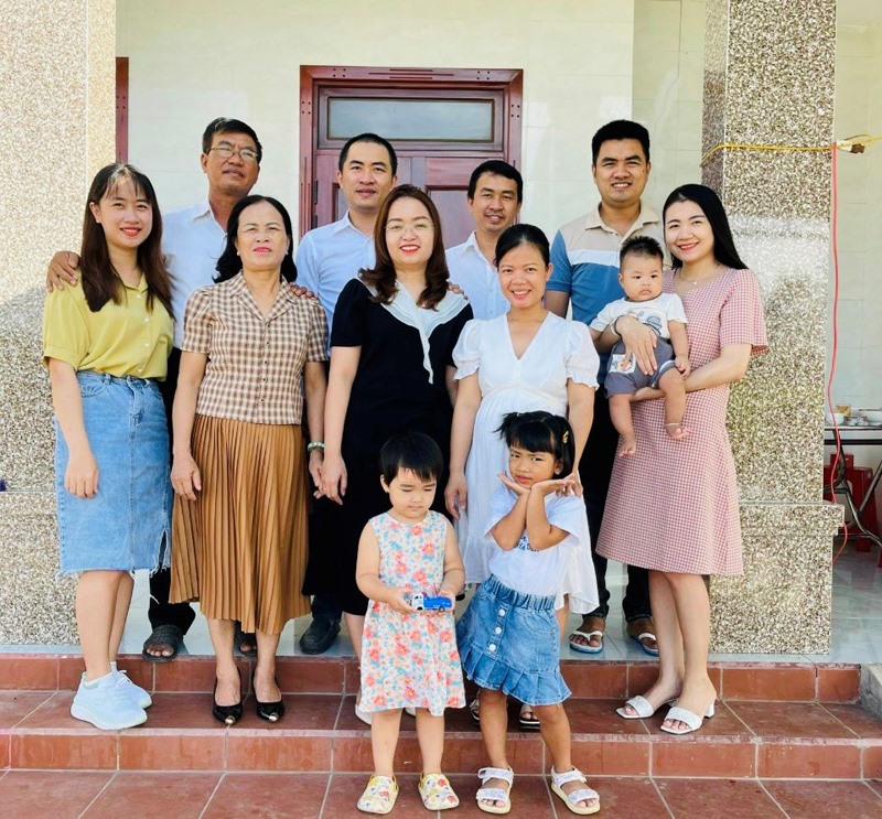 Đại gia đình “cử nhân” của vợ chồng chị Nguyễn Thị Quyên trong những khoảnh khắc đoàn tụ -Ảnh: T.T