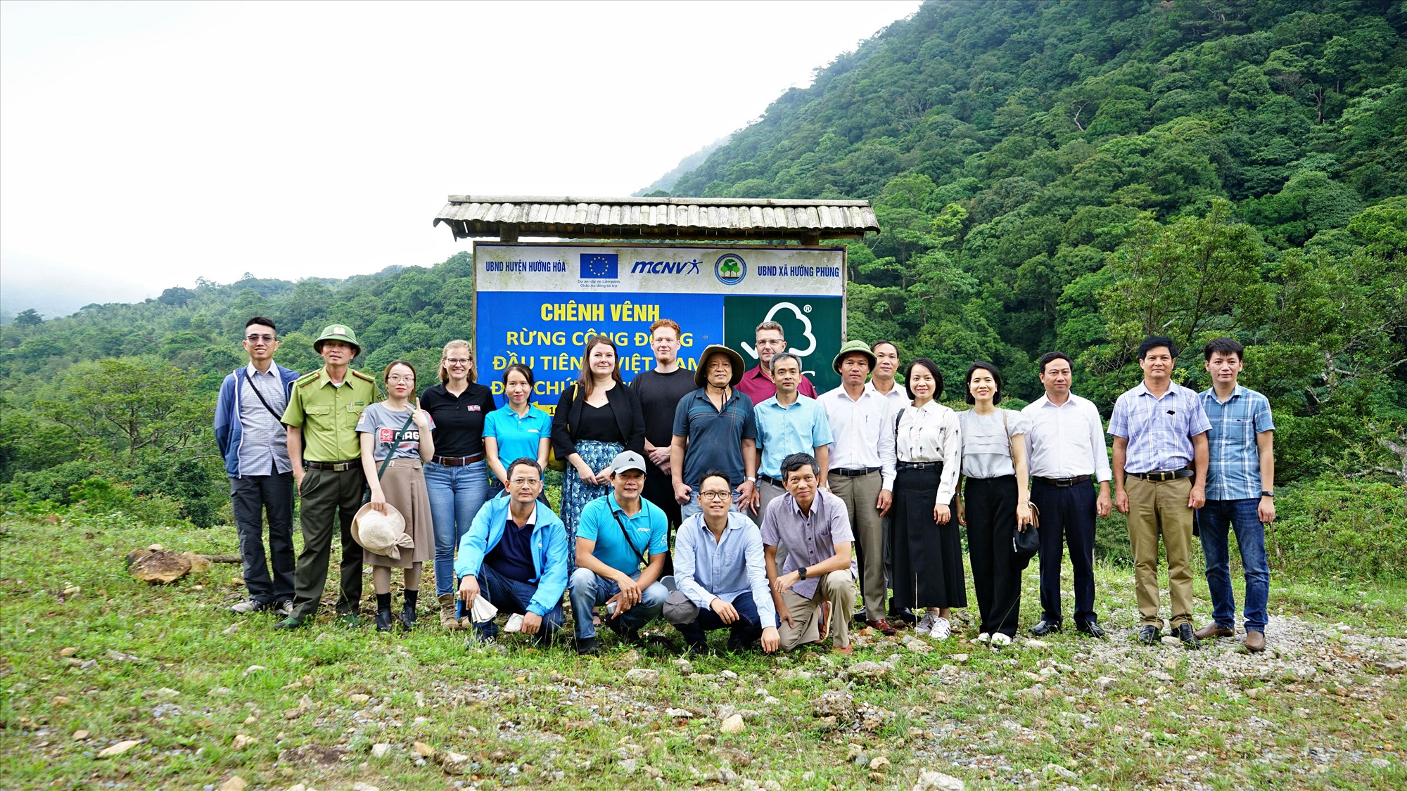 Đại biểu chụp ảnh lưu niệm tại rừng cộng đồng thôn Chênh Vênh được chứng nhận FSC đầu tiên tại Việt Nam - Ảnh: L.A