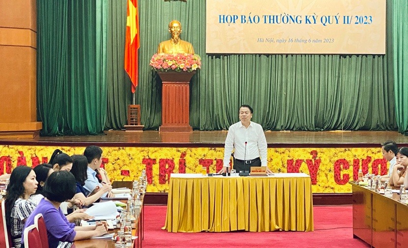 Thứ trưởng Bộ Tài chính Nguyễn Đức Chi chủ trì họp báo.