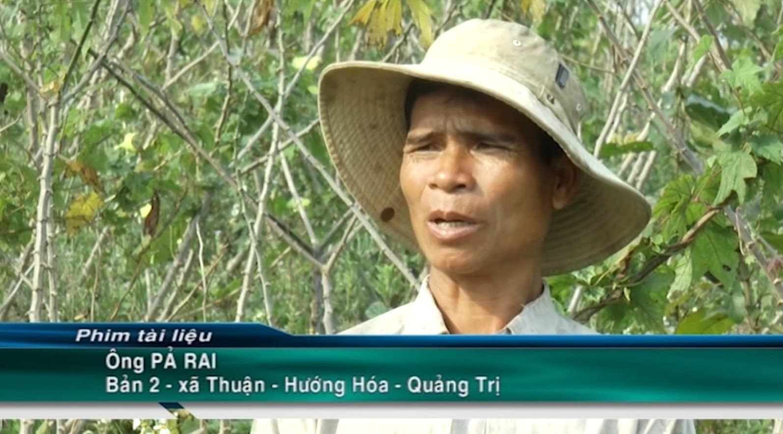 Nông dân Pả Rai- bản 2 xã Thuận, huyện Hướng Hóa xuất hiện trong phim tài liệu “ Huyện miền núi kiểu mẫu trên Hành lang Kinh tế Đông Tây”.